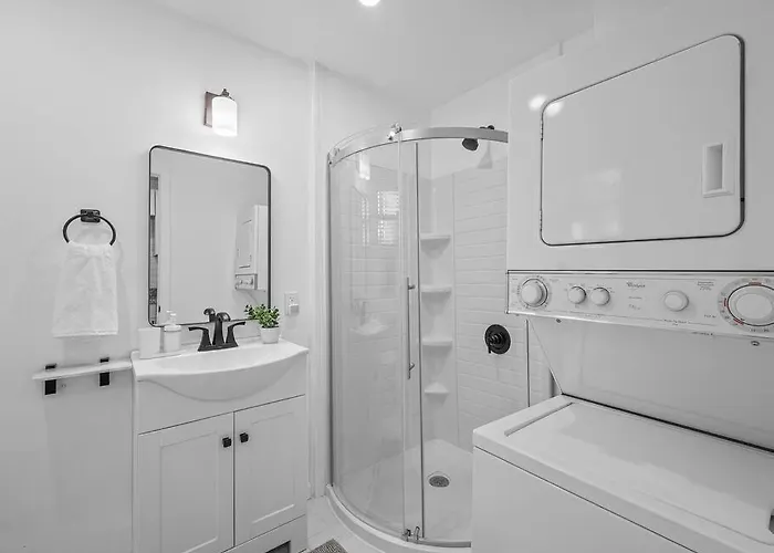 Shadyside, !4 Stylish And With Free Parking *